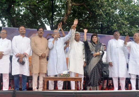 অমিতের হাত উঁচিয়ে ধানের শীষে ভোট চাইলেন মির্জা ফখরুল ইসলাম আলমগীর