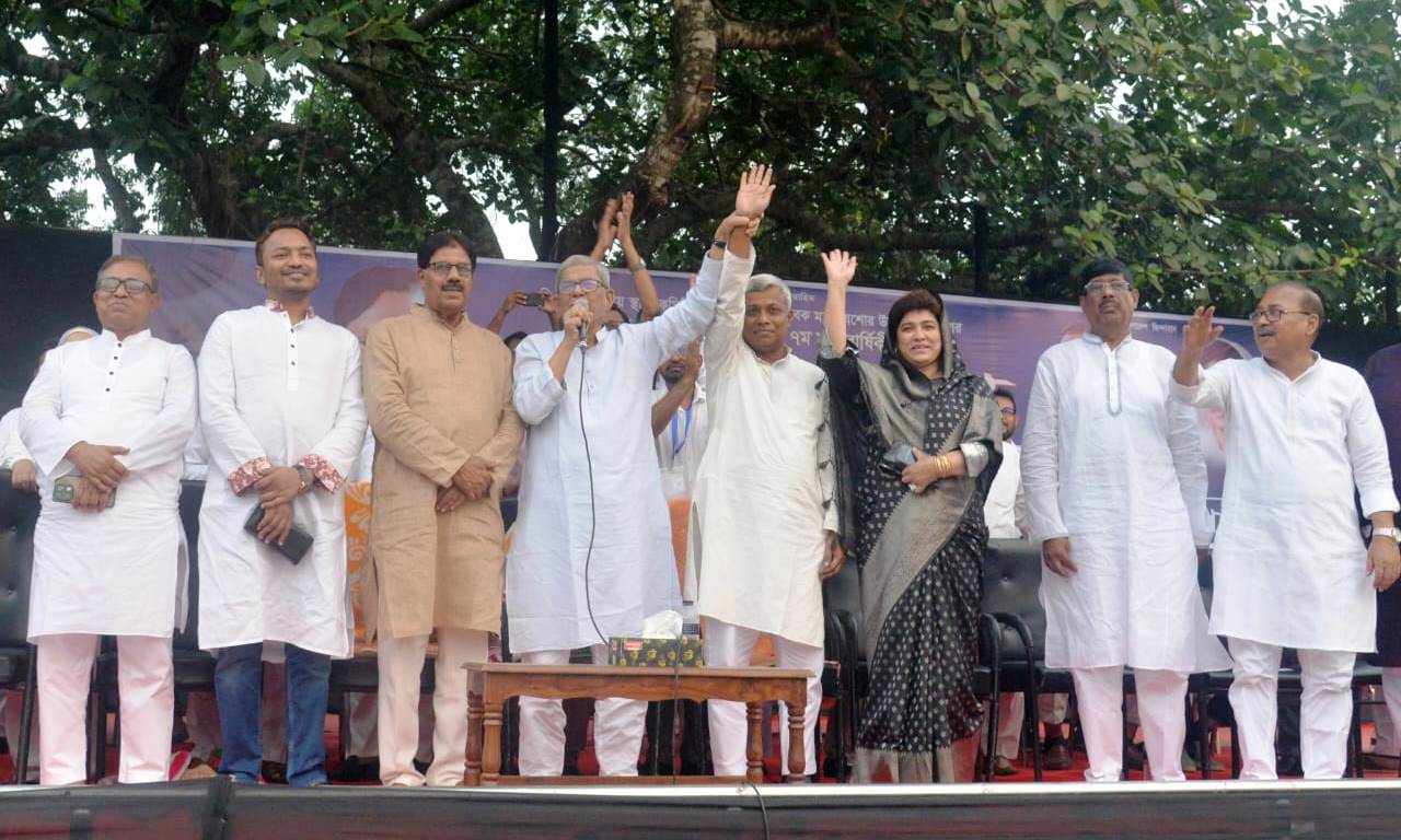 অমিতের হাত উঁচিয়ে ধানের শীষে ভোট চাইলেন মির্জা ফখরুল ইসলাম আলমগীর